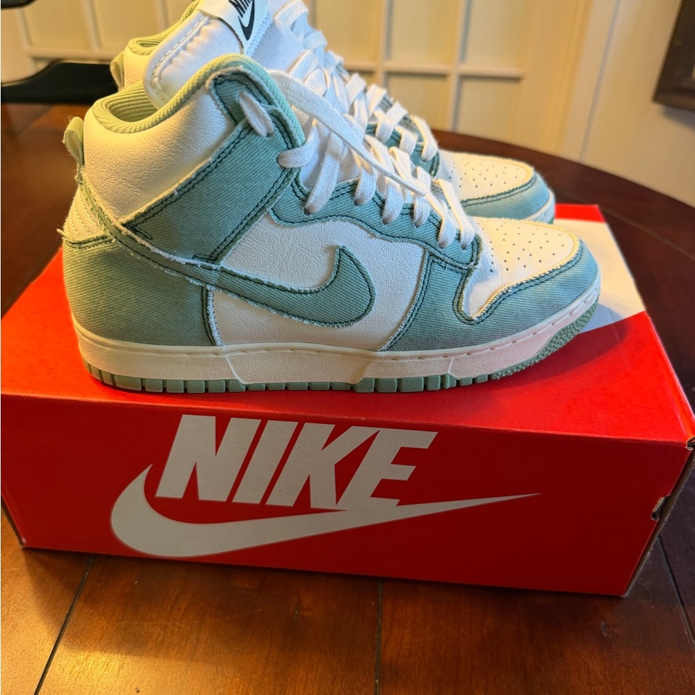 Nike Dunk High 1985 Sneakers in White and Green